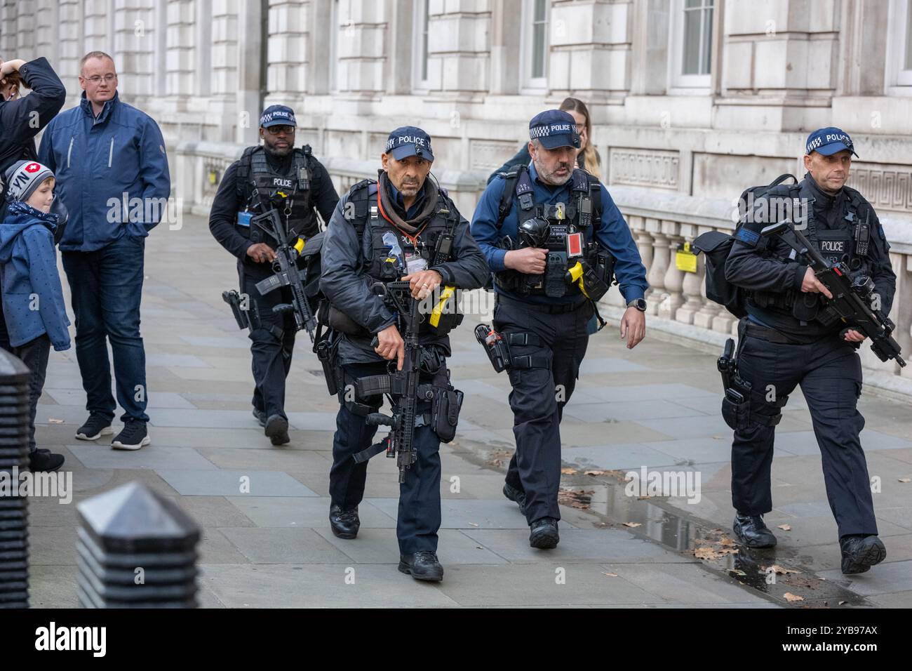 Londra, Regno Unito. 17 ottobre 2024. Comitato di gabinetto (ritenuto un Consiglio di sicurezza nazionale) tenutosi presso l'Ufficio di Gabinetto 70 i partecipanti di Whitehall includevano il sindaco di Londra e il commissionario di polizia MET . Polizia armata al di fuori dell'Ufficio del Gabinetto credito: Ian Davidson/Alamy Live News Foto Stock