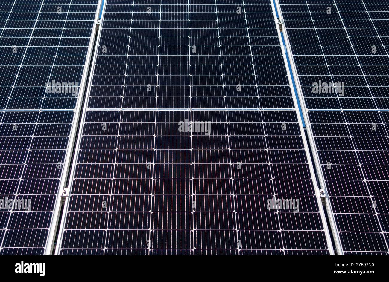 Fotovoltaico solare. vista ad angolo ridotto del pannello solare. Contesto energetico rinnovabile e sostenibile. Foto Stock