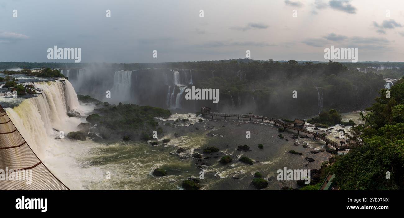 Foto delle cascate dell'Iguazú in Brasile. Foto di alta qualità Foto Stock