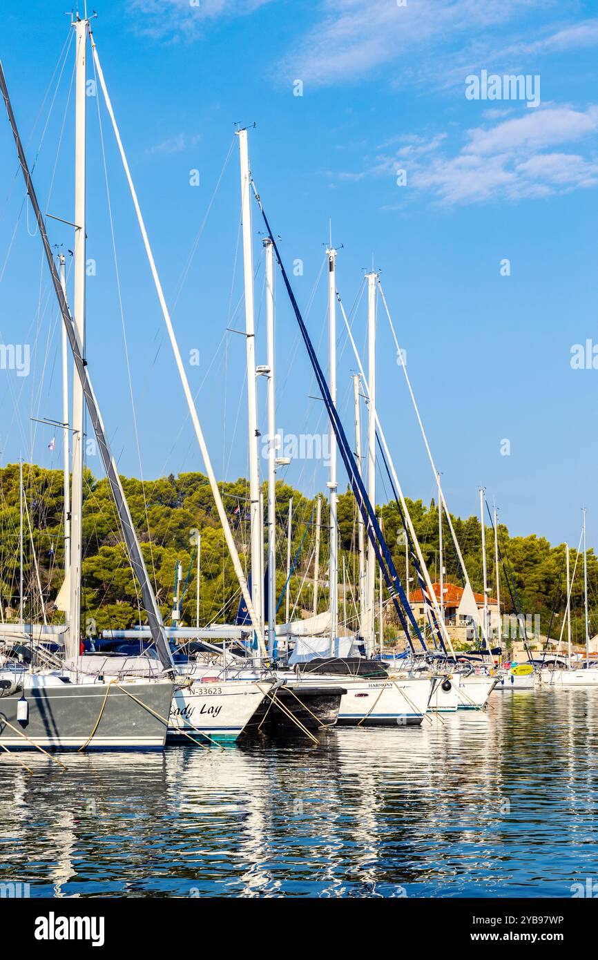 Barche a vela nel porto turistico di Milna, Brac, Croazia Foto Stock