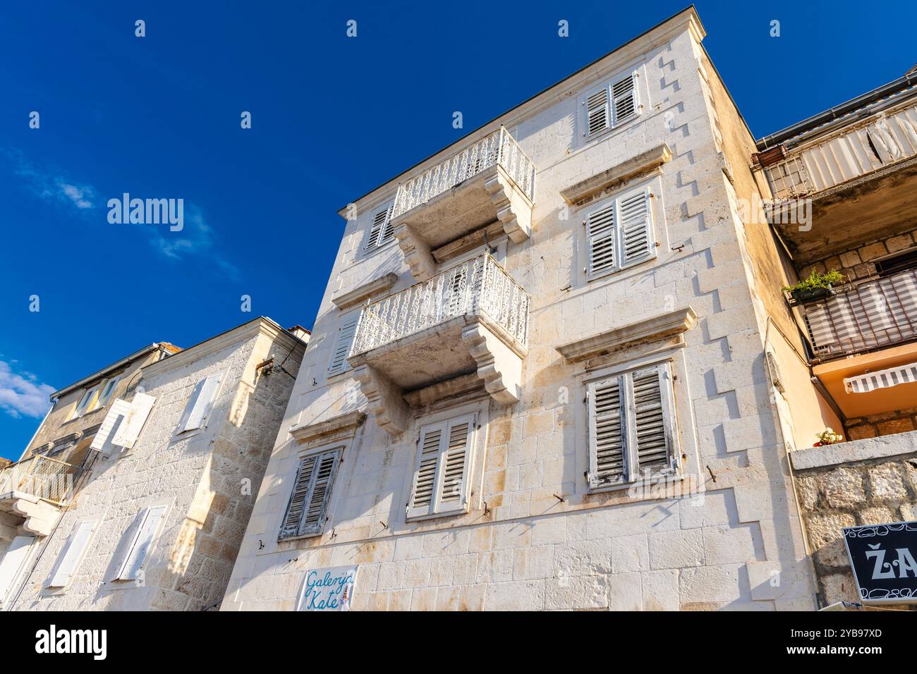 Casa in stile veneziano sul lungomare del villaggio cinquecentesco di Milna, Brac, Croazia Foto Stock