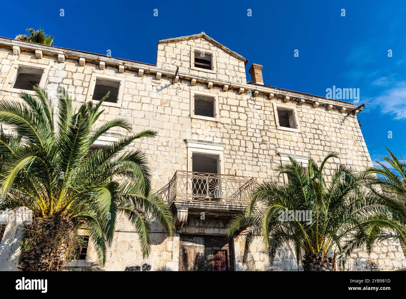 Villa abbandonata sul lungomare di Milna, Brac, Croazia Foto Stock