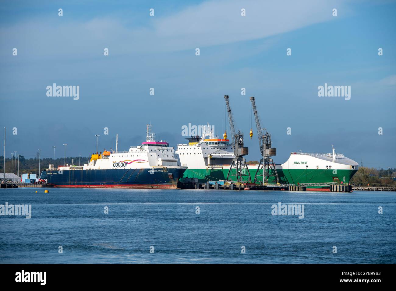 Navi base militari marittime dell'esercito marittimo di Marchwood e navi ausiliarie della flotta reale con armamenti e attrezzature per il trasporto globale Foto Stock