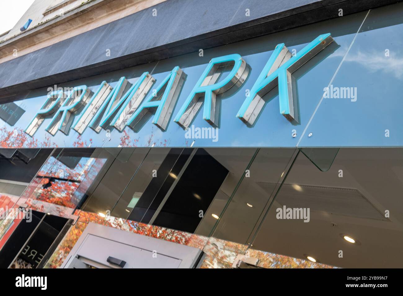 Primark Store grande insegna blu per una catena di negozi di abbigliamento di lusso economica e conveniente. Foto Stock
