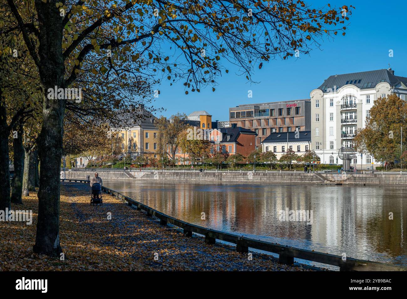 Il lungomare di Norrköping Saltängen e il torrente Motala a Norrköping durante una soleggiata giornata autunnale. Norrköping è una storica città industriale della Svezia. Foto Stock