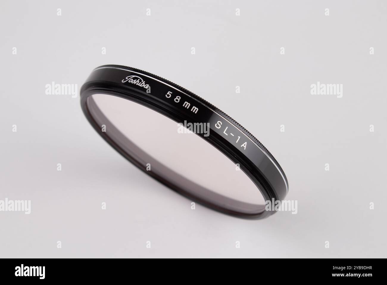 Filtro fotografico Toshiba Skylight 1A isolato su sfondo grigio chiaro, bokeh Foto Stock