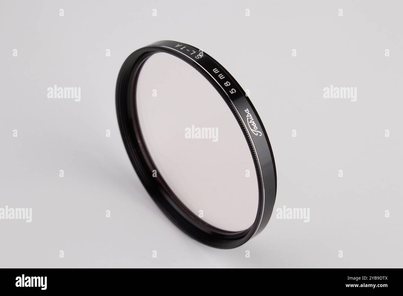 Filtro fotografico Toshiba Skylight 1A isolato su sfondo grigio chiaro, bokeh Foto Stock