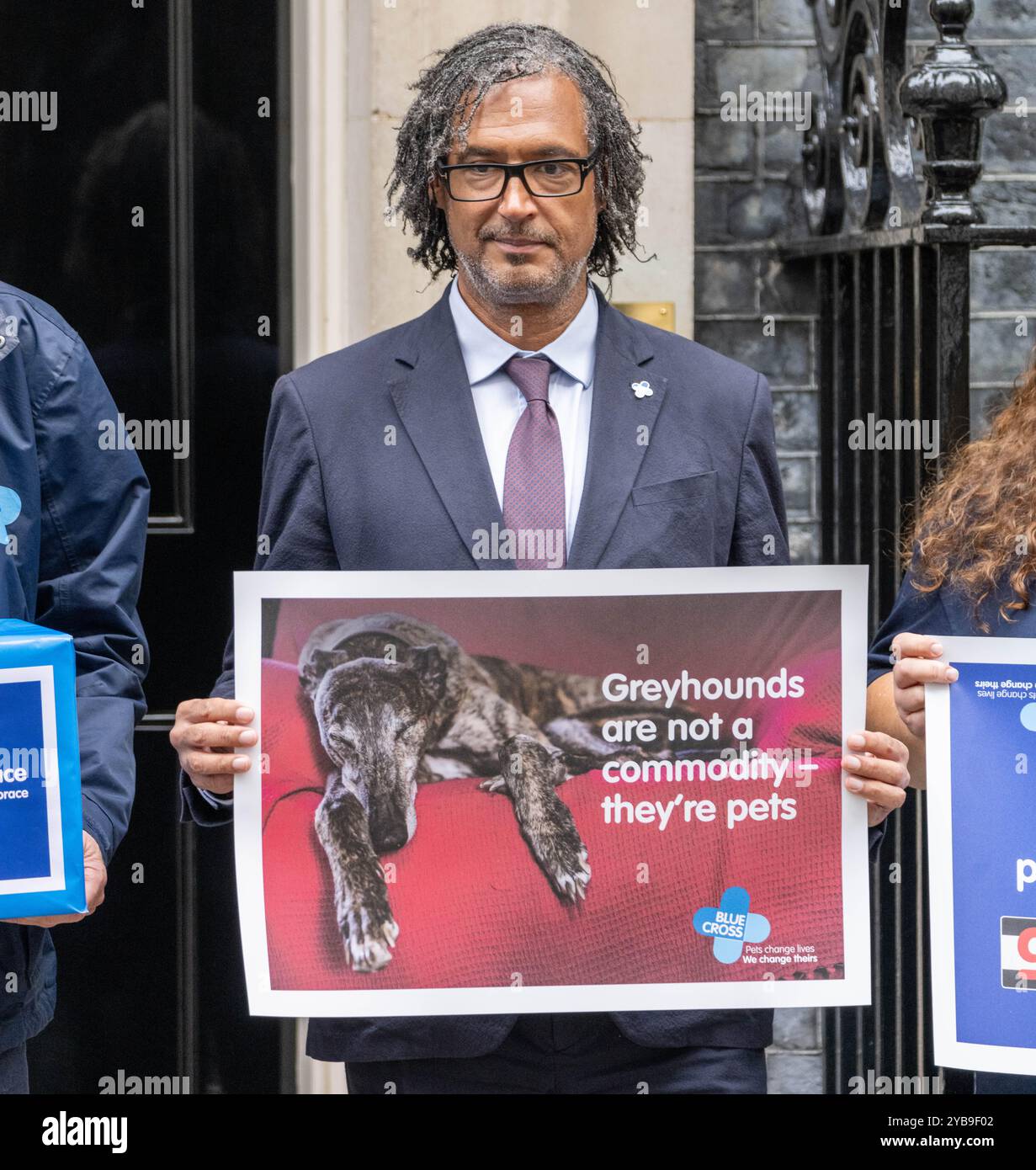 Londra, Regno Unito. 17 ottobre 2024. La petizione Blue Cross per vietare le corse di levrieri consegnata al 10 di Downing Street con una delegazione tra cui il professor David Olusoga credito: Ian Davidson/Alamy Live News Foto Stock