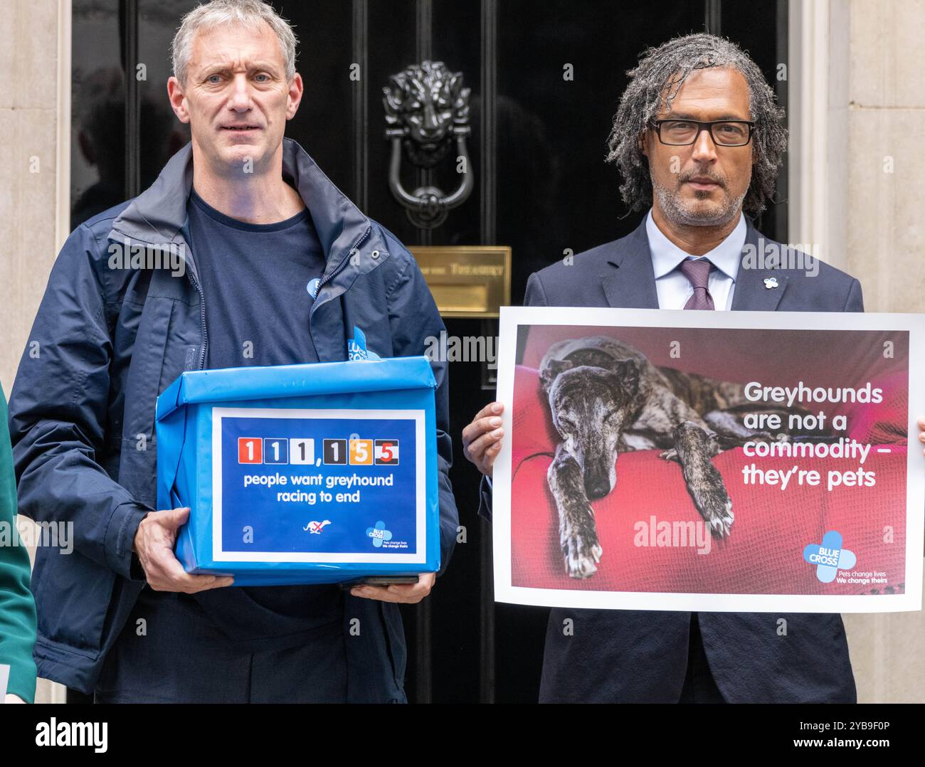 Londra, Regno Unito. 17 ottobre 2024. La petizione Blue Cross per vietare le corse di levrieri consegnata al 10 di Downing Street con una delegazione tra cui il professor David Olusoga credito: Ian Davidson/Alamy Live News Foto Stock