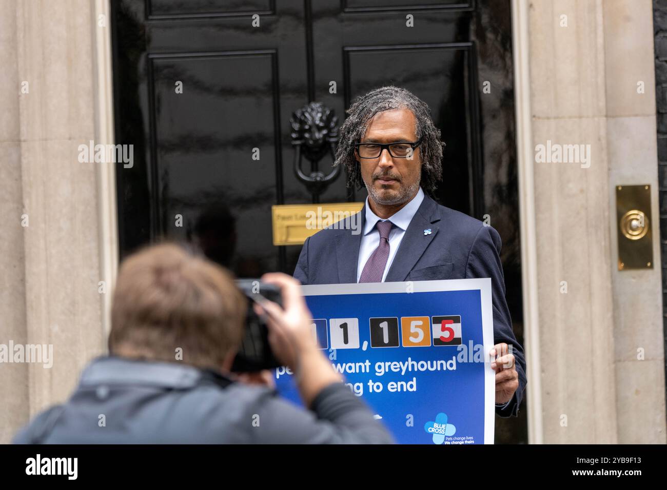 Londra, Regno Unito. 17 ottobre 2024. Petizione Blue Cross per vietare le corse di levrieri consegnata al 10 Downing Street con una delegazione che include il professor David Olusoga (nella foto) credito: Ian Davidson/Alamy Live News Foto Stock