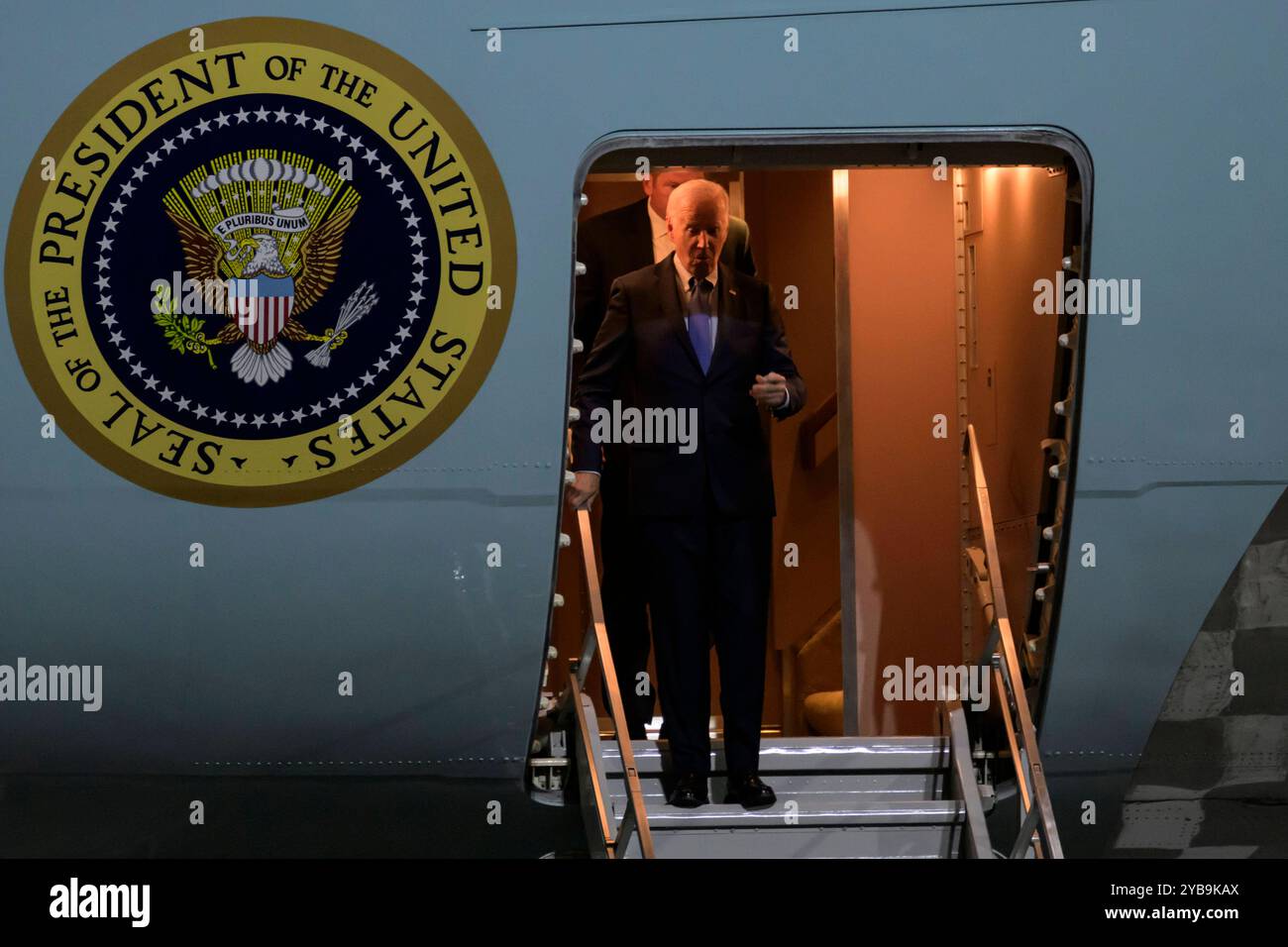 GER, Berlino, Ankunft des amerikanischen Praesidenten, Joseph R. Biden Jr., auf dem Flughafen Berlin-Brandenburg, militaerischer Teil, 17.10.2024, *** GER, Berlino, arrivo del presidente americano Joseph R Biden Jr , all'aeroporto di Berlino-Brandeburgo, parte militare, 17 10 2024, Copyright: HMBxMedia/UwexKoch Foto Stock