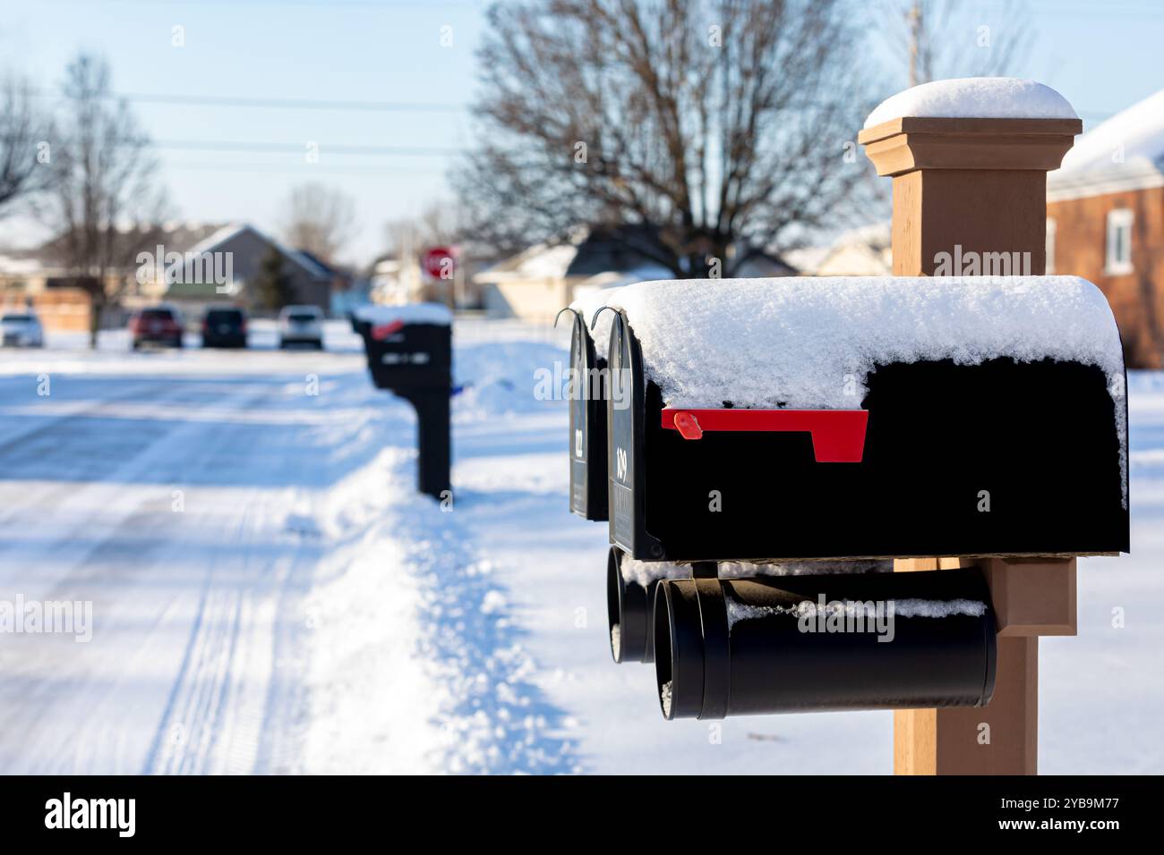 Cassetta postale coperta di neve dopo la tempesta invernale. Condizioni meteorologiche invernali e consegna della posta. Foto Stock