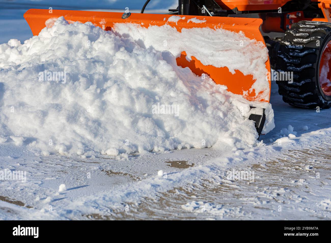 Rimozione della neve dal vialetto con spazzaneve. Sicurezza invernale, manutenzione domestica e tempesta di neve. Foto Stock