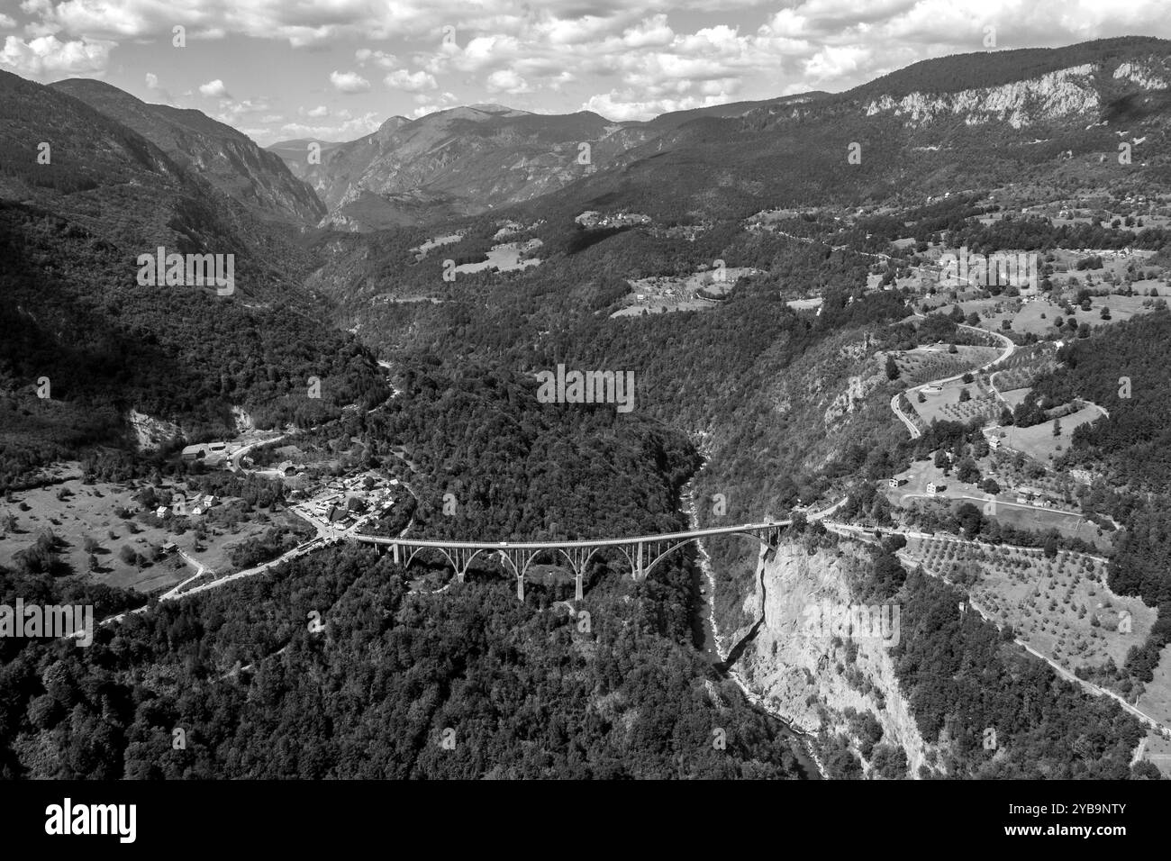 Ponte in cemento degli anni '1940 con grandi archi e una vista pittoresca del Montenegro Foto Stock