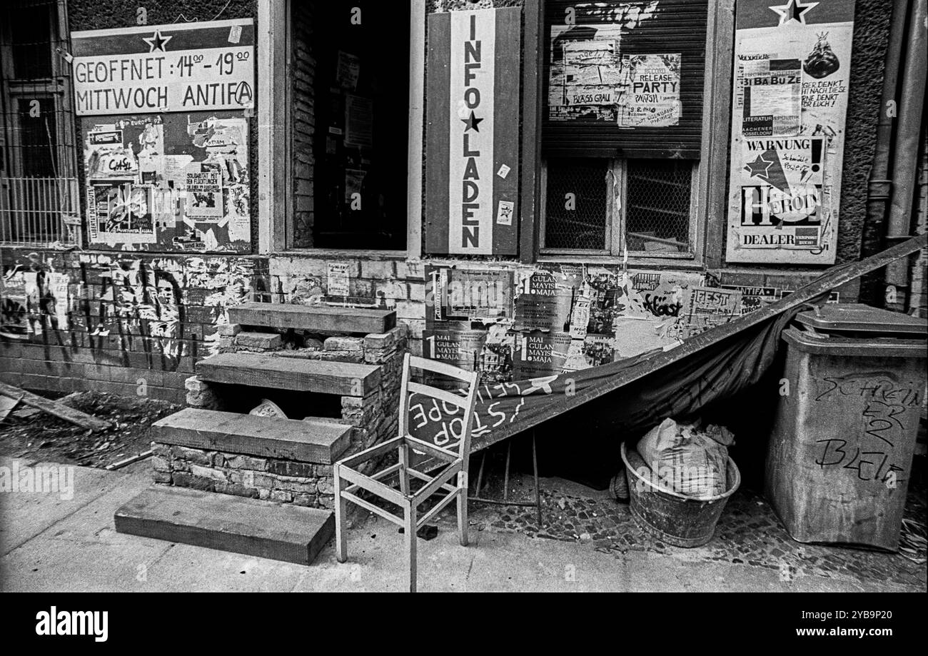 Hausbesetzer Deutschland, Berlin, 17.10.1991, besetztes Haus in der Rigaer Straße 83, InfoLaden, Â *** Squatters Germany, Berlin, 17 10 1991, casa di riposo a Rigaer Straße 83, InfoLaden, Â Foto Stock