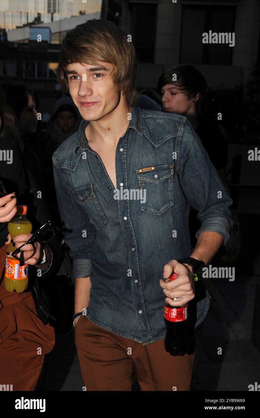 LIAM PAYNE di ONE DIRECTION X Factor i concorrenti hanno visto lasciare una palestra a Covent Garden, Londra, Inghilterra, Regno Unito, 24 novembre 2010. Camicia blu denim diesel mezza lunghezza pantaloni marroni bottiglia tascabile di coke drink CAP/IA © Ian Allis/Capital Pictures/MediaPunch *** SOLO USA** Foto Stock