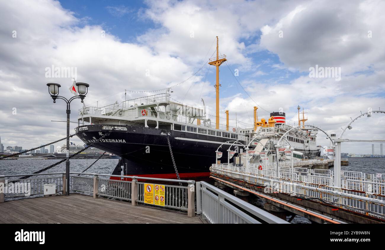 Il NYK Hikawa Maru vintage liner e museo galleggiante al porto di Yokohama, Giappone, il 24 settembre 2024 Foto Stock