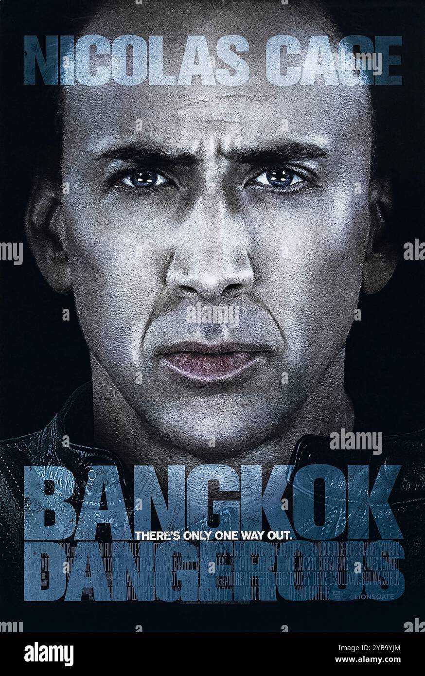 Bangkok Dangerous (2008) diretto da The Pang Brothers e interpretato da Nicolas Cage. Un sicario viaggia a Bangkok per completare una serie di lavori, ma trova la sua vita complicata da una donna del posto e dalla sua coscienza. Fotografia di un poster originale US 2008 da un foglio ***SOLO PER USO EDITORIALE***. Credito: BFA / Lionsgate Foto Stock