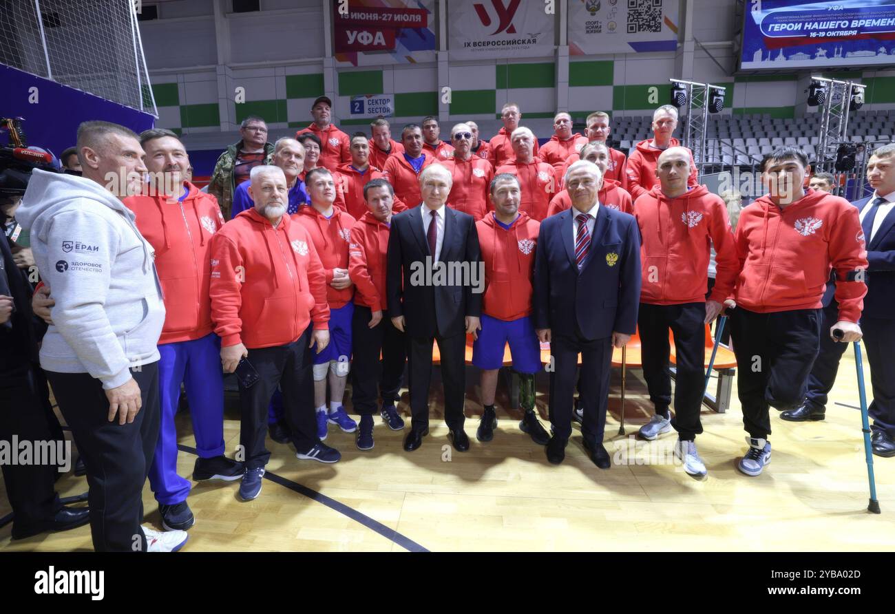 Ulf, Russia. 17 ottobre 2024. Il presidente russo Vladimir Putin, centro, posa per una foto di gruppo con i partecipanti al torneo Heroes of Our Time per veterani militari del conflitto ucraino durante una visita al centro di allenamento sportivo Rima Batalova, 17 ottobre 2024 a Ulf, Repubblica del Bashkortostan, Russia. Crediti: Gavriil Grigorov/piscina del Cremlino/Alamy Live News Foto Stock