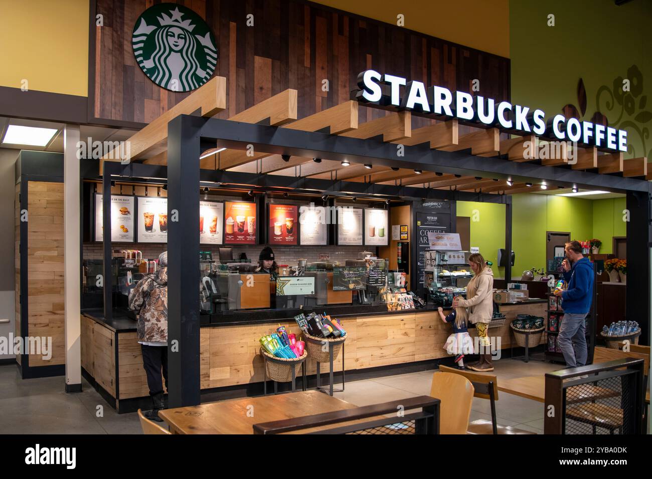 Palmer, Alaska. Clienti di un bar Starbuck's all'interno di un negozio di alimentari Fred Meyer. Foto Stock