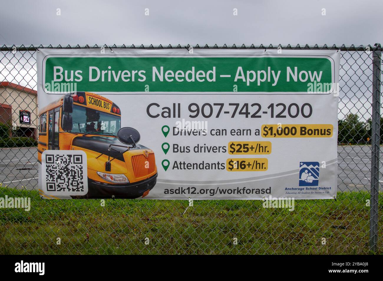 Ancoraggio, Alaska. La pubblicità del distretto scolastico per gli autisti di autobus a partire da 25 dollari l'ora con un bonus di 1000 dollari. Foto Stock