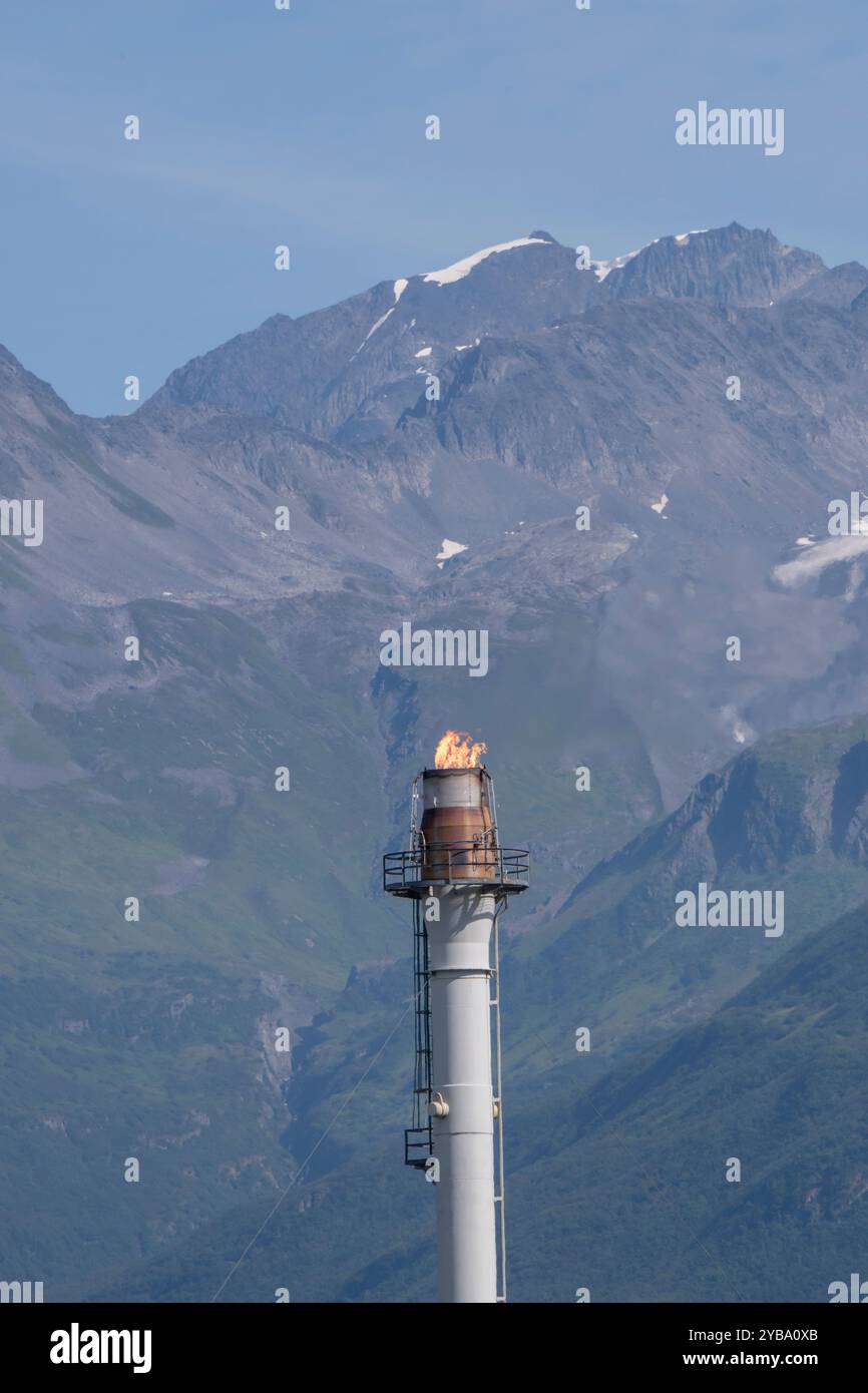 Valdez, Alaska. Pila flare presso la raffineria Petro Star Valdez. IITS un dispositivo di combustione a gas utilizzato in siti industriali per bruciare rifiuti o altri indesiderati Foto Stock