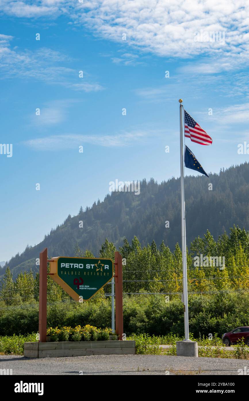 Valdez, Alaska. Cartello all'ingresso della raffineria Petro Star Valdez. La raffineria produce combustibile per jet, JP-8, JP-5, diesel marino, combustibile per riscaldamento, e. Foto Stock