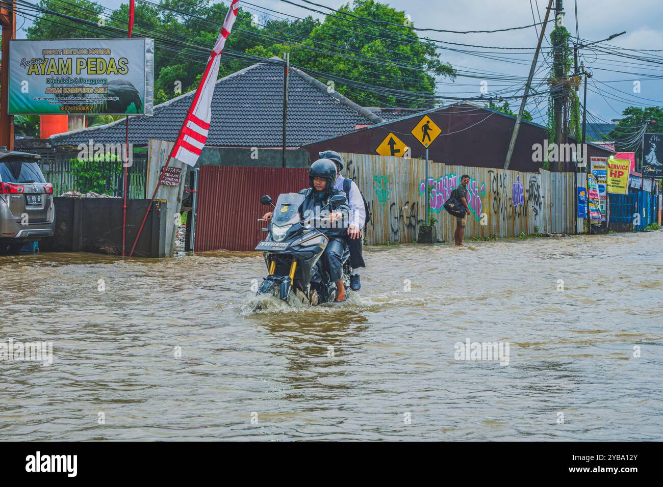 Balikpapan, Indonesia - 9 agosto 2024. La moto d'avventura Honda viene guidata da un padre che porta suo figlio a scuola. Foto Stock