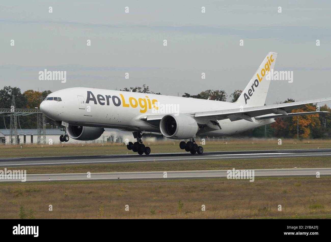 Die AeroLogic GmbH mit Sitz in Schkeuditz ist eine deutsche Frachtfluggesellschaft. SIE Hat ihre Basis auf dem Flughafen Leipzig-Halle. DAS Unternehmen ist ein Joint Venture zwischen DHL Express und Lufthansa Cargo. Foto: Cargo-Flieger, Boeing 777 F bei der Landung am Frankfurt Airport *** AeroLogic GmbH, con sede a Schkeuditz, è una compagnia aerea cargo tedesca con sede all'aeroporto di Lipsia-Halle la compagnia è una joint venture tra DHL Express e Lufthansa Cargo Photo Cargo Aircraft, Boeing 777 F che atterra all'aeroporto di Francoforte Foto Stock