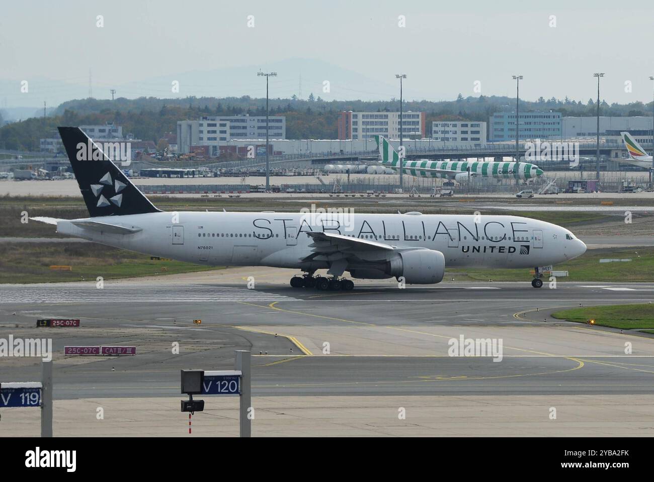 United Airlines ist eine US-amerikanische Linienfluggesellschaft mit Sitz a Chicago, deren Unternehmensgeschichte in das Jahr 1926 zurückreicht. Foto: Boeing 777-224 mit Star Alliance - Beschriftung am Frankfurt Airport *** United Airlines è una compagnia aerea di linea americana con sede a Chicago, la cui storia aziendale risale al 1926 foto Boeing 777 224 con scritta Star Alliance all'aeroporto di Francoforte Foto Stock