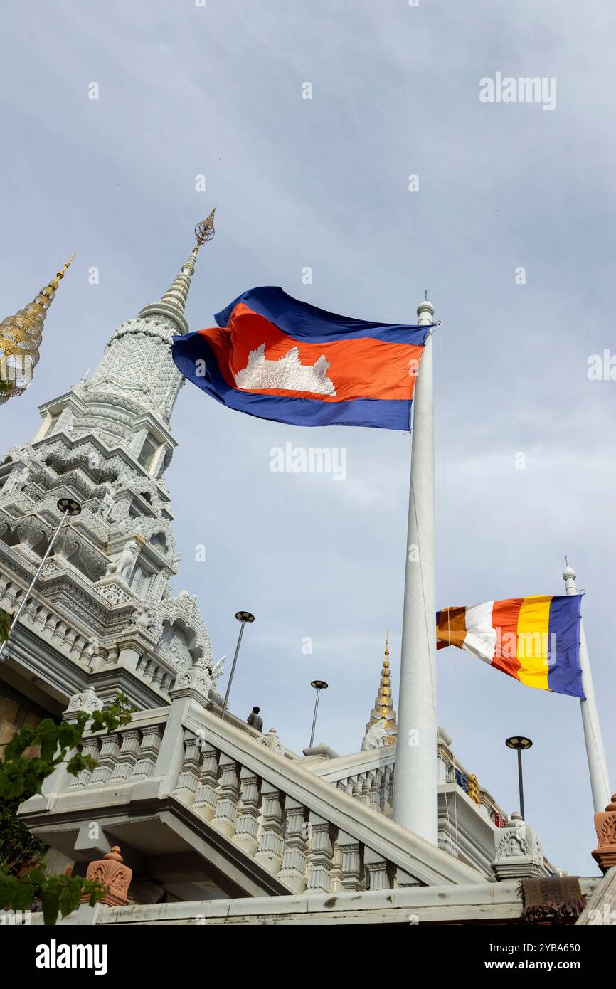 Lo stupa del tempio di Oudong (Oudongk) con bandiera nazionale cambogiana e bandiera buddista, provincia di Kandal, Cambogia. Foto Stock