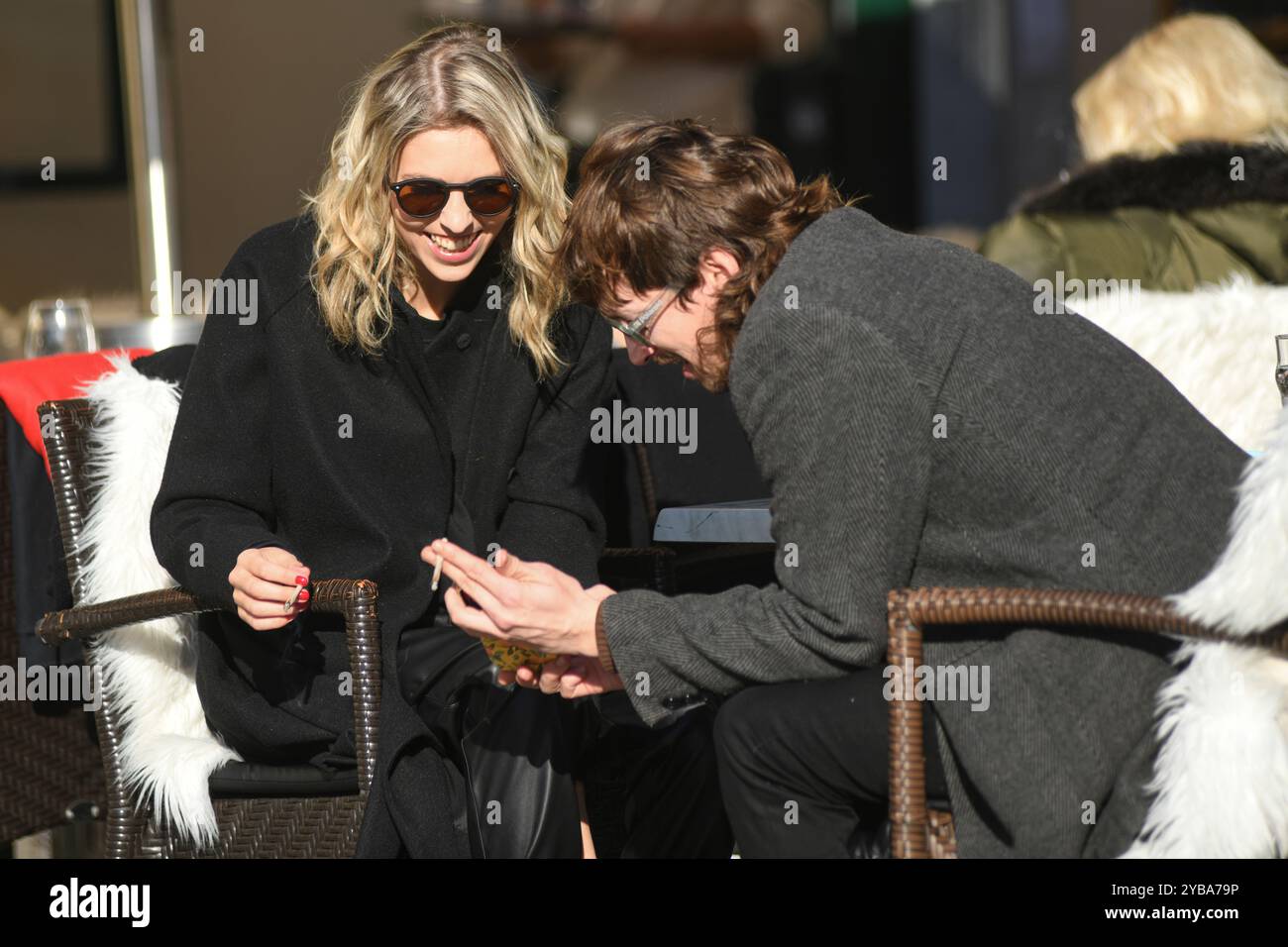 Lubiana: Una coppia in un bar in Petkovskovo nabrezje (strada). Slovenia Foto Stock