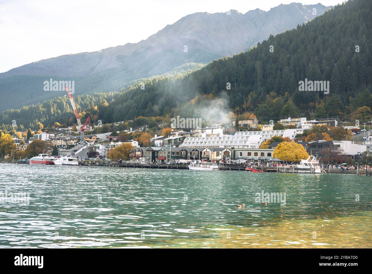 Vista sul lago Esplanade durante la stagione autunnale, Queenstown, nuova Zelanda Foto Stock