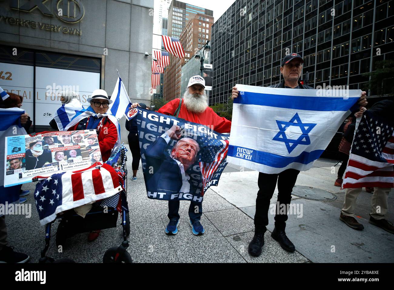 I sostenitori israeliani celebrano la morte del leader di Hamas Yahya Sinwar, di fronte al Consolato israeliano il 17 ottobre 2024 a New York. Il primo ministro israeliano Benjamin Netanyahu ha annunciato l'uccisione di Sinwar, l'architetto dell'attacco del 7 ottobre 2023 contro Israele. Da parte di elementi delle forze di difesa israeliane nel sud di Gaza. L'identificazione del leader di Hamas è considerata conclusiva a seguito di riferimenti incrociati del DNA con campioni detenuti da Israele. Netanyahu ha dichiarato che la guerra contro Hamas non è finita, ma una possibilità di pace e il rilascio degli ostaggi è ora più tangib Foto Stock