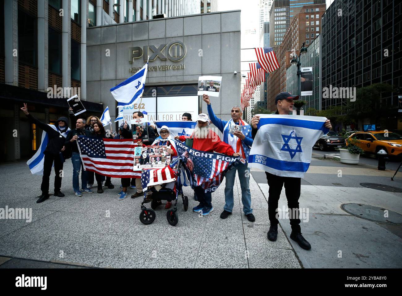 I sostenitori israeliani celebrano la morte del leader di Hamas Yahya Sinwar, di fronte al Consolato israeliano il 17 ottobre 2024 a New York. Il primo ministro israeliano Benjamin Netanyahu ha annunciato l'uccisione di Sinwar, l'architetto dell'attacco del 7 ottobre 2023 contro Israele. Da parte di elementi delle forze di difesa israeliane nel sud di Gaza. L'identificazione del leader di Hamas è considerata conclusiva a seguito di riferimenti incrociati del DNA con campioni detenuti da Israele. Netanyahu ha dichiarato che la guerra contro Hamas non è finita, ma una possibilità di pace e il rilascio degli ostaggi è ora più tangib Foto Stock
