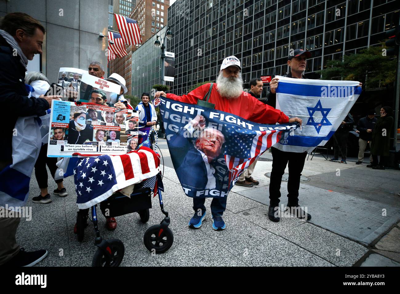 I sostenitori israeliani celebrano la morte del leader di Hamas Yahya Sinwar, di fronte al Consolato israeliano il 17 ottobre 2024 a New York. Il primo ministro israeliano Benjamin Netanyahu ha annunciato l'uccisione di Sinwar, l'architetto dell'attacco del 7 ottobre 2023 contro Israele. Da parte di elementi delle forze di difesa israeliane nel sud di Gaza. L'identificazione del leader di Hamas è considerata conclusiva a seguito di riferimenti incrociati del DNA con campioni detenuti da Israele. Netanyahu ha dichiarato che la guerra contro Hamas non è finita, ma una possibilità di pace e il rilascio degli ostaggi è ora più tangib Foto Stock