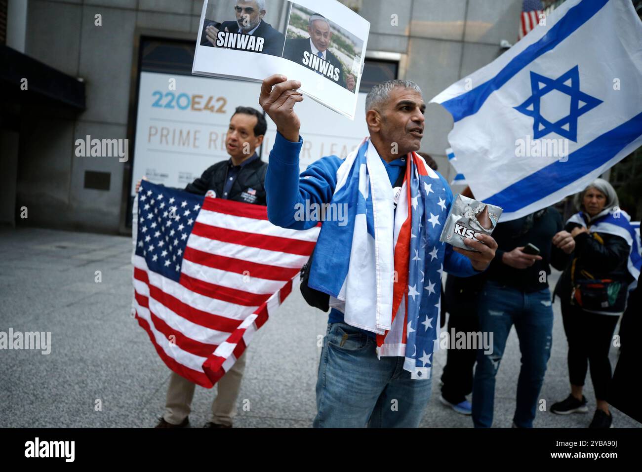 I sostenitori israeliani celebrano la morte del leader di Hamas Yahya Sinwar, di fronte al Consolato israeliano il 17 ottobre 2024 a New York. Il primo ministro israeliano Benjamin Netanyahu ha annunciato l'uccisione di Sinwar, l'architetto dell'attacco del 7 ottobre 2023 contro Israele. Da parte di elementi delle forze di difesa israeliane nel sud di Gaza. L'identificazione del leader di Hamas è considerata conclusiva a seguito di riferimenti incrociati del DNA con campioni detenuti da Israele. Netanyahu ha dichiarato che la guerra contro Hamas non è finita, ma una possibilità di pace e il rilascio degli ostaggi è ora più tangib Foto Stock