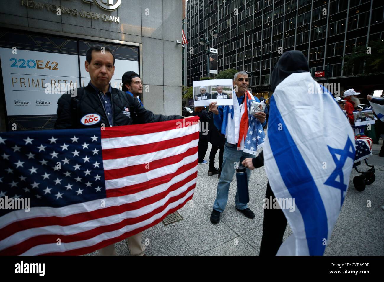 I sostenitori israeliani celebrano la morte del leader di Hamas Yahya Sinwar, di fronte al Consolato israeliano il 17 ottobre 2024 a New York. Il primo ministro israeliano Benjamin Netanyahu ha annunciato l'uccisione di Sinwar, l'architetto dell'attacco del 7 ottobre 2023 contro Israele. Da parte di elementi delle forze di difesa israeliane nel sud di Gaza. L'identificazione del leader di Hamas è considerata conclusiva a seguito di riferimenti incrociati del DNA con campioni detenuti da Israele. Netanyahu ha dichiarato che la guerra contro Hamas non è finita, ma una possibilità di pace e il rilascio degli ostaggi è ora più tangib Foto Stock