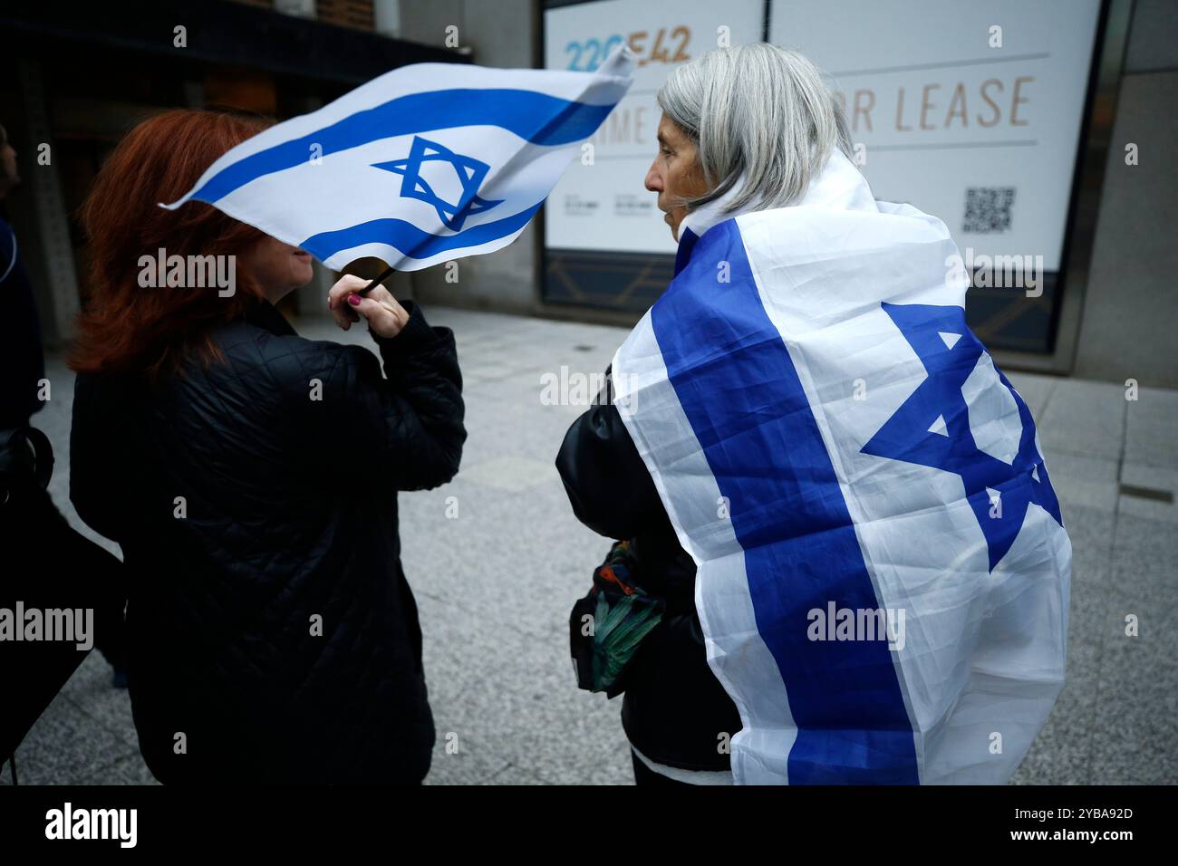 I sostenitori israeliani celebrano la morte del leader di Hamas Yahya Sinwar, di fronte al Consolato israeliano il 17 ottobre 2024 a New York. Il primo ministro israeliano Benjamin Netanyahu ha annunciato l'uccisione di Sinwar, l'architetto dell'attacco del 7 ottobre 2023 contro Israele. Da parte di elementi delle forze di difesa israeliane nel sud di Gaza. L'identificazione del leader di Hamas è considerata conclusiva a seguito di riferimenti incrociati del DNA con campioni detenuti da Israele. Netanyahu ha dichiarato che la guerra contro Hamas non è finita, ma una possibilità di pace e il rilascio degli ostaggi è ora più tangib Foto Stock