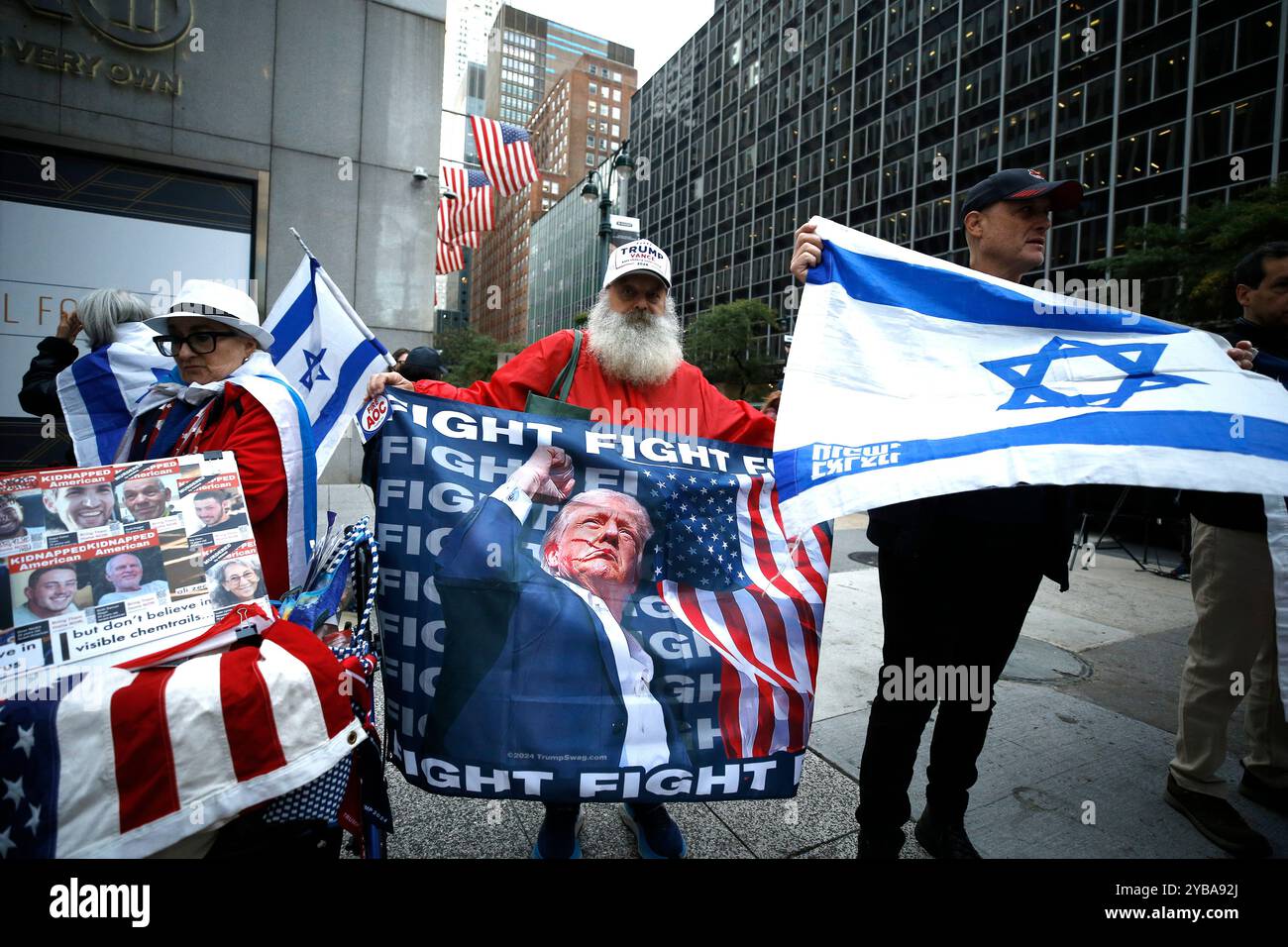 I sostenitori israeliani celebrano la morte del leader di Hamas Yahya Sinwar, di fronte al Consolato israeliano il 17 ottobre 2024 a New York. Il primo ministro israeliano Benjamin Netanyahu ha annunciato l'uccisione di Sinwar, l'architetto dell'attacco del 7 ottobre 2023 contro Israele. Da parte di elementi delle forze di difesa israeliane nel sud di Gaza. L'identificazione del leader di Hamas è considerata conclusiva a seguito di riferimenti incrociati del DNA con campioni detenuti da Israele. Netanyahu ha dichiarato che la guerra contro Hamas non è finita, ma una possibilità di pace e il rilascio degli ostaggi è ora più tangib Foto Stock