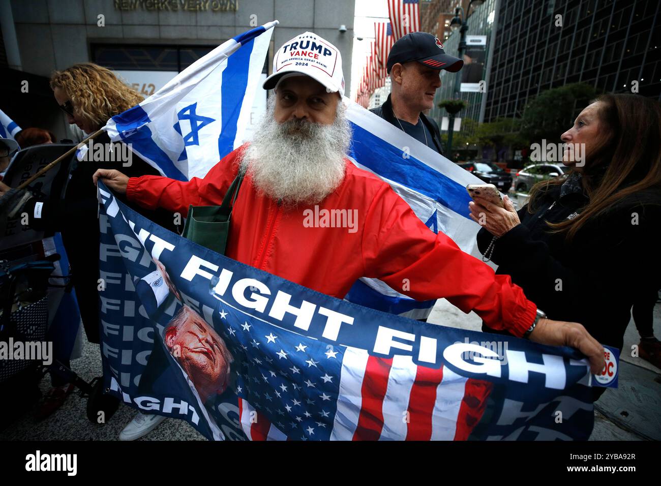 I sostenitori israeliani celebrano la morte del leader di Hamas Yahya Sinwar, di fronte al Consolato israeliano il 17 ottobre 2024 a New York. Il primo ministro israeliano Benjamin Netanyahu ha annunciato l'uccisione di Sinwar, l'architetto dell'attacco del 7 ottobre 2023 contro Israele. Da parte di elementi delle forze di difesa israeliane nel sud di Gaza. L'identificazione del leader di Hamas è considerata conclusiva a seguito di riferimenti incrociati del DNA con campioni detenuti da Israele. Netanyahu ha dichiarato che la guerra contro Hamas non è finita, ma una possibilità di pace e il rilascio degli ostaggi è ora più tangib Foto Stock