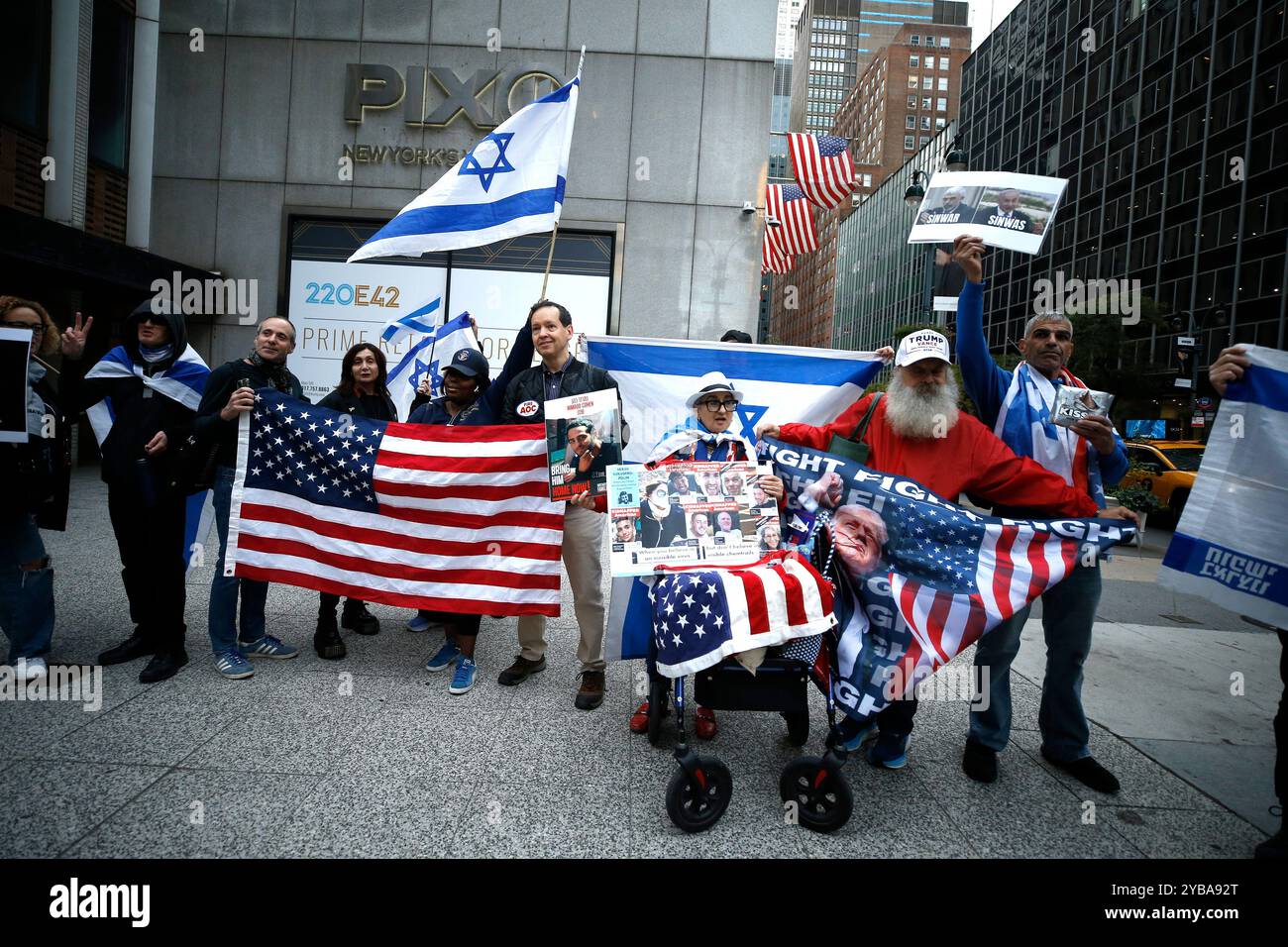 I sostenitori israeliani celebrano la morte del leader di Hamas Yahya Sinwar, di fronte al Consolato israeliano il 17 ottobre 2024 a New York. Il primo ministro israeliano Benjamin Netanyahu ha annunciato l'uccisione di Sinwar, l'architetto dell'attacco del 7 ottobre 2023 contro Israele. Da parte di elementi delle forze di difesa israeliane nel sud di Gaza. L'identificazione del leader di Hamas è considerata conclusiva a seguito di riferimenti incrociati del DNA con campioni detenuti da Israele. Netanyahu ha dichiarato che la guerra contro Hamas non è finita, ma una possibilità di pace e il rilascio degli ostaggi è ora più tangib Foto Stock