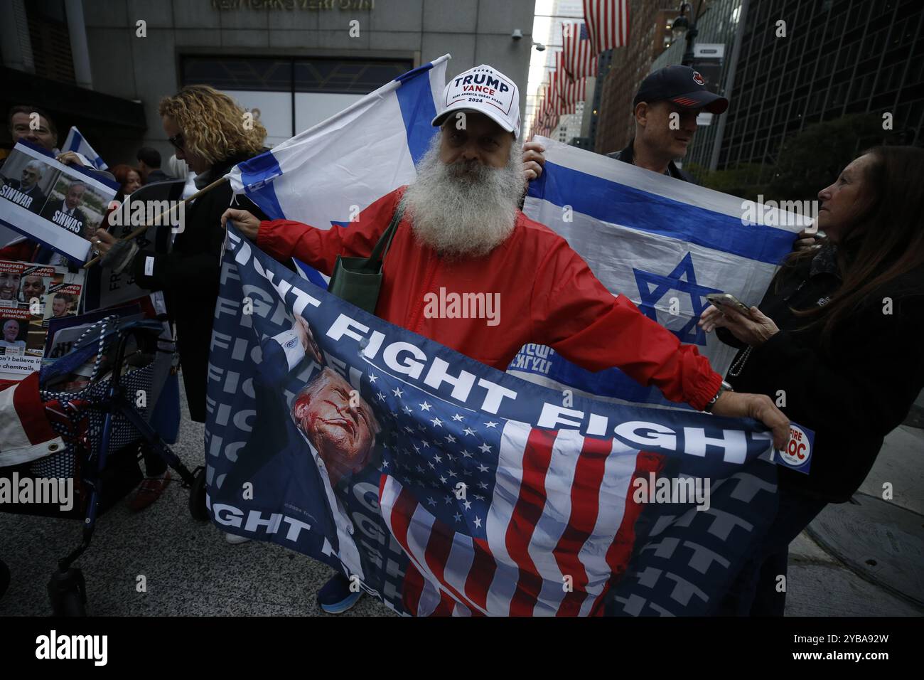 I sostenitori israeliani celebrano la morte del leader di Hamas Yahya Sinwar, di fronte al Consolato israeliano il 17 ottobre 2024 a New York. Il primo ministro israeliano Benjamin Netanyahu ha annunciato l'uccisione di Sinwar, l'architetto dell'attacco del 7 ottobre 2023 contro Israele. Da parte di elementi delle forze di difesa israeliane nel sud di Gaza. L'identificazione del leader di Hamas è considerata conclusiva a seguito di riferimenti incrociati del DNA con campioni detenuti da Israele. Netanyahu ha dichiarato che la guerra contro Hamas non è finita, ma una possibilità di pace e il rilascio degli ostaggi è ora più tangib Foto Stock