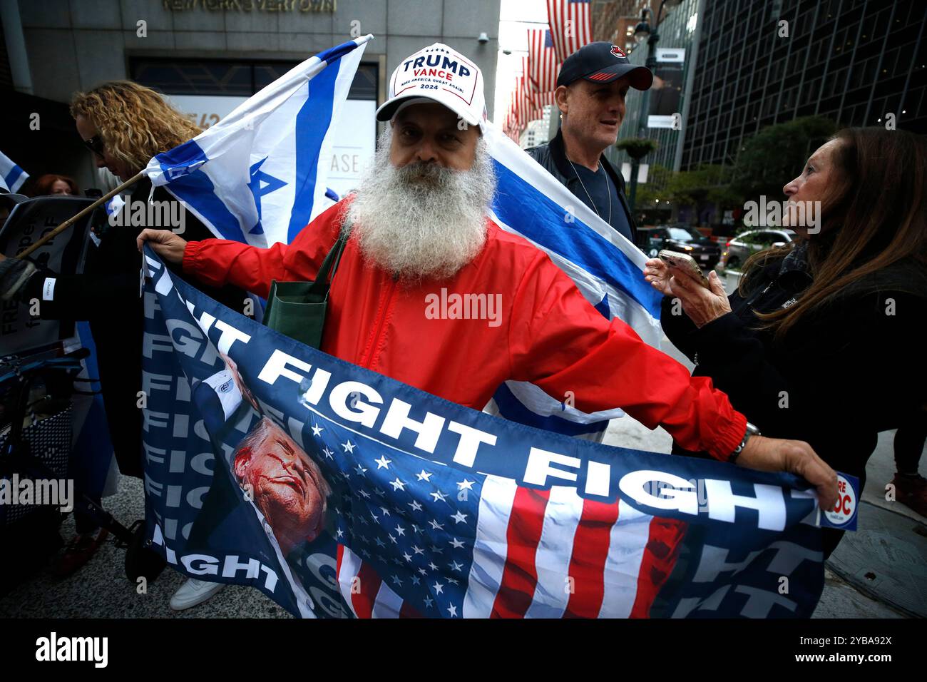 I sostenitori israeliani celebrano la morte del leader di Hamas Yahya Sinwar, di fronte al Consolato israeliano il 17 ottobre 2024 a New York. Il primo ministro israeliano Benjamin Netanyahu ha annunciato l'uccisione di Sinwar, l'architetto dell'attacco del 7 ottobre 2023 contro Israele. Da parte di elementi delle forze di difesa israeliane nel sud di Gaza. L'identificazione del leader di Hamas è considerata conclusiva a seguito di riferimenti incrociati del DNA con campioni detenuti da Israele. Netanyahu ha dichiarato che la guerra contro Hamas non è finita, ma una possibilità di pace e il rilascio degli ostaggi è ora più tangib Foto Stock