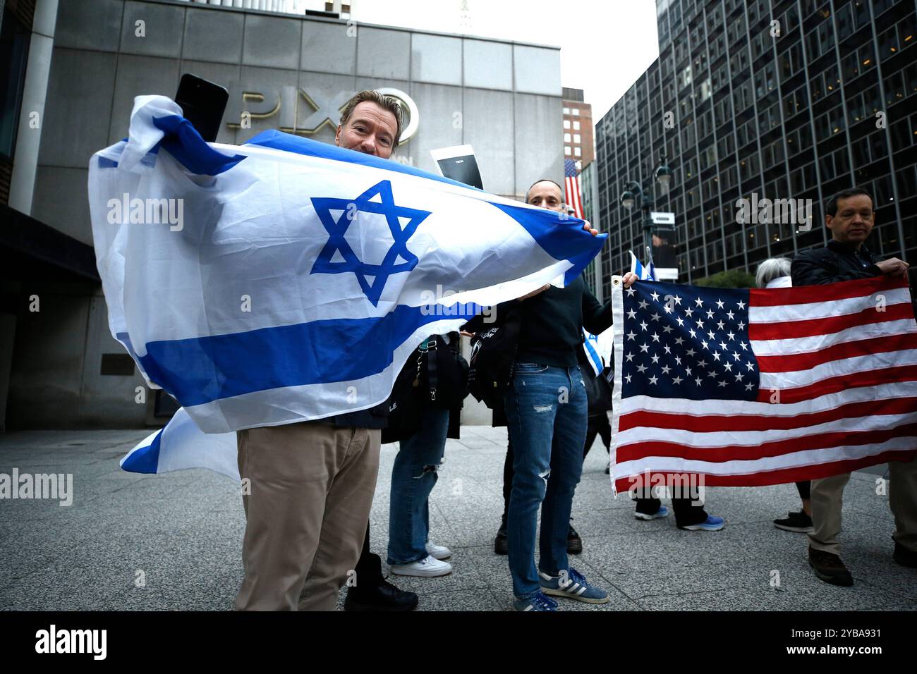I sostenitori israeliani celebrano la morte del leader di Hamas Yahya Sinwar, di fronte al Consolato israeliano il 17 ottobre 2024 a New York. Il primo ministro israeliano Benjamin Netanyahu ha annunciato l'uccisione di Sinwar, l'architetto dell'attacco del 7 ottobre 2023 contro Israele. Da parte di elementi delle forze di difesa israeliane nel sud di Gaza. L'identificazione del leader di Hamas è considerata conclusiva a seguito di riferimenti incrociati del DNA con campioni detenuti da Israele. Netanyahu ha dichiarato che la guerra contro Hamas non è finita, ma una possibilità di pace e il rilascio degli ostaggi è ora più tangib Foto Stock