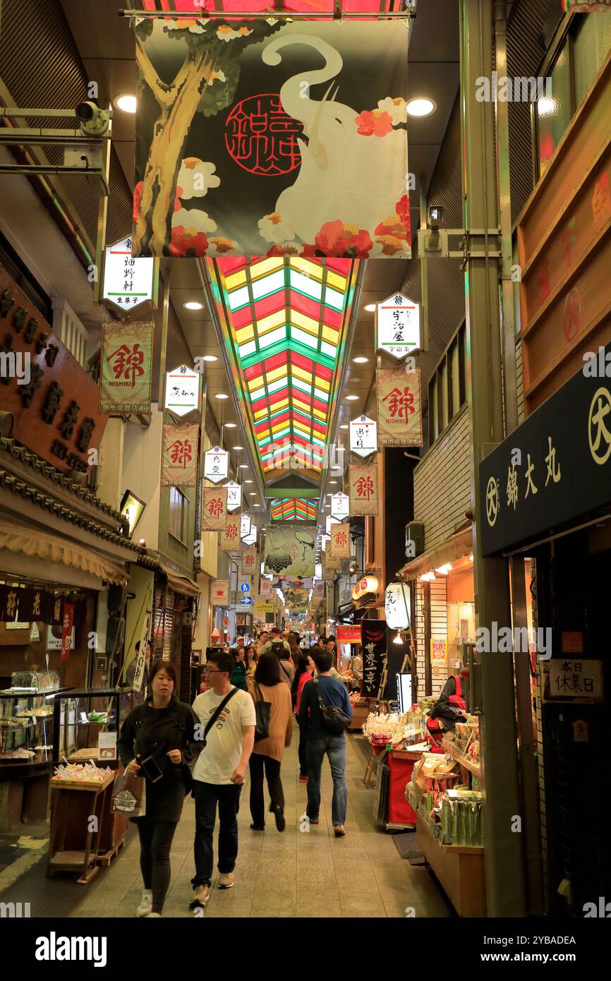 La vista interna del mercato di Nishiki, noto anche come Kyotos Kitchen, una tradizionale strada del mercato alimentare nel centro di Kyoto Foto Stock