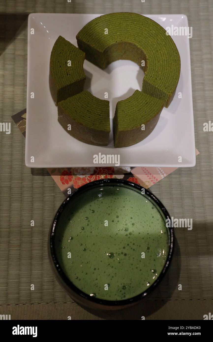 Un tradizionale strato di tè verde Matcha con ciotola di tè verde Matcha a Sawawa, il negozio e caffetteria specializzato in dolci di tè verde matcha nel mercato Nishiki. Kyoto, Giappone Foto Stock