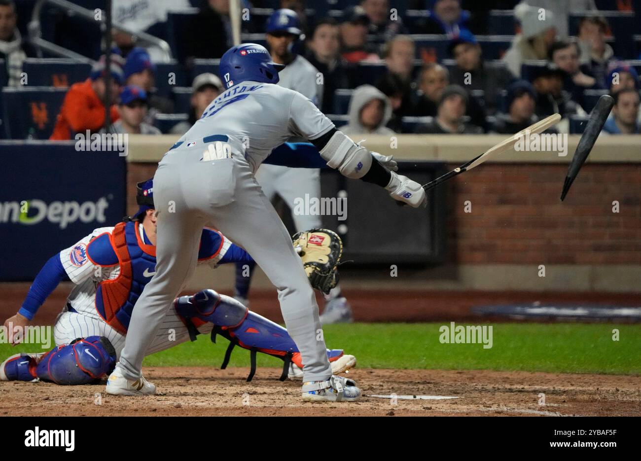 New York, Stati Uniti. 18 ottobre 2024. Los Angeles Dodgers Shohei Ohtani rompe la sua mazza in un infield out nel settimo inning contro i New York Mets in gara 4 della MLB NLCS al Citi Field di New York City giovedì 17 ottobre 2024. Foto di Ray Stubblebine/UPI. Crediti: UPI/Alamy Live News Foto Stock