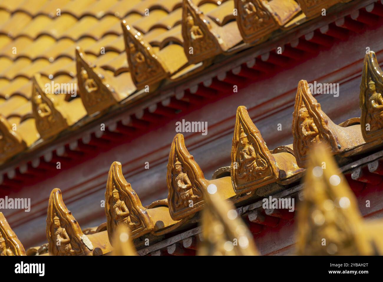 Decorazione del tetto presso la Uposatha Hall, Ubosot, il tetto è sfalsato in tre livelli e coperto da file di piastrelle cinesi smaltate di giallo dorato, la la Foto Stock