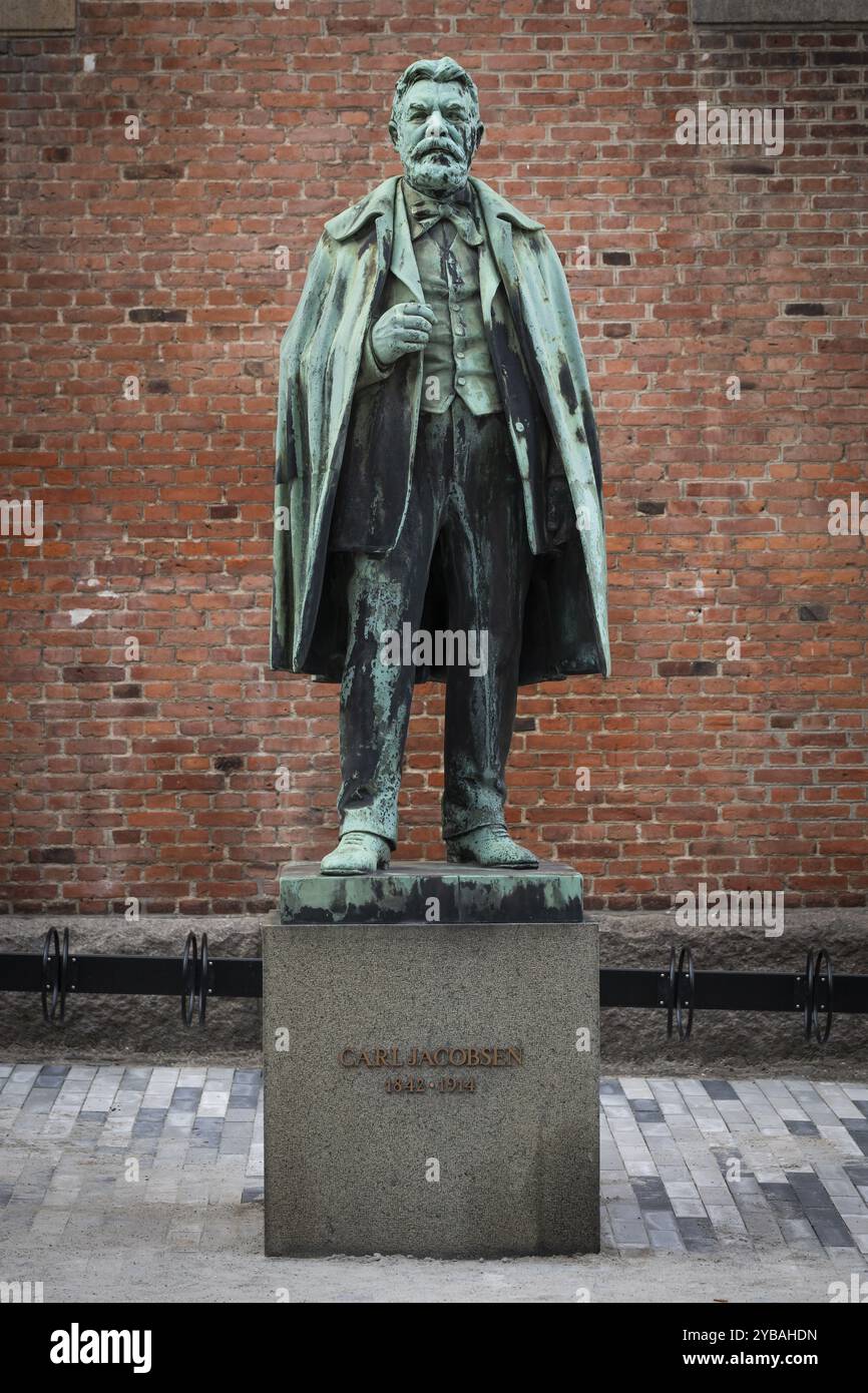Statua in bronzo di Carl Jacobsen, imprenditore danese della birreria, collezionista d'arte e benefattore, di fronte al muro di mattoni sul zoccolo, quartiere Carlsberg, Copen Foto Stock